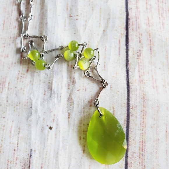 Vintage Avon NR Green Moonglow Glass Beads Silver Tone Necklace - Picture 3 of 8